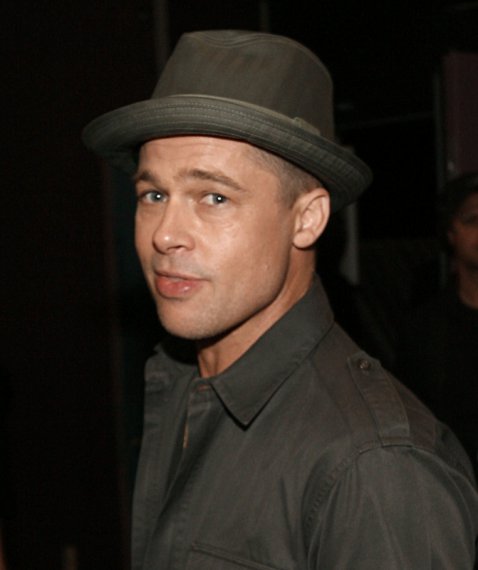 brad pitt on stage  backstage at the idol gives back  mbm6z2
